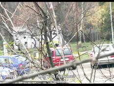 Блондинка снимает на улице парня и занимается сексом в кустиках