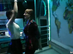 Неудовлетворённые девки трахаются с парнями на секс вечеринке