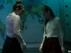 Неудовлетворённые девки трахаются с парнями на секс вечеринке