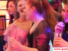 Европейские тёлки танцуют и ебутся с мускулистыми стриптизёрами