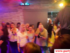 Европейские тёлки танцуют и ебутся с мускулистыми стриптизёрами