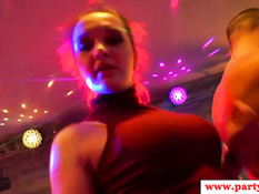 Европейские тёлки танцуют и ебутся с мускулистыми стриптизёрами