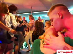 Европейские тёлки танцуют и ебутся с мускулистыми стриптизёрами