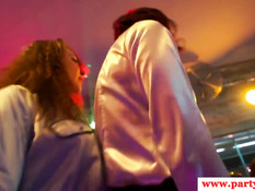 Европейские тёлки танцуют и ебутся с мускулистыми стриптизёрами