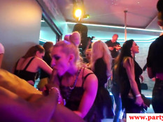 Европейские тёлки танцуют и ебутся с мускулистыми стриптизёрами