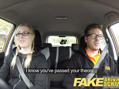 Инструктор оттрахал в машине блондинку с косичками Satine Spark