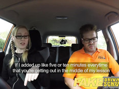 Инструктор оттрахал в машине блондинку с косичками Satine Spark