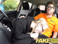 Инструктор оттрахал в машине блондинку с косичками Satine Spark