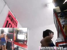 Бесстыжая латинская тёлка ходит без трусов и показывает сиськи