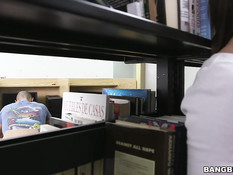 Развратная студентка Joseline Kelly ебалась с парнем в библиотеке