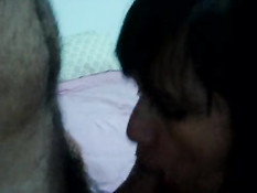 Латиноамериканская женщина делает минет и лижет головку члена