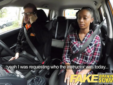 Брюнетка Jasmine Jae склоняет к лесби сексу мулаточку Lola Marie