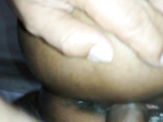 Негр вгоняет свой большой чёрный член во влажную киску мулатки