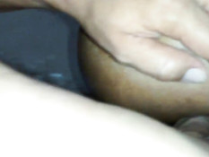 Негр вгоняет свой большой чёрный член во влажную киску мулатки