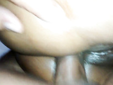 Негр вгоняет свой большой чёрный член во влажную киску мулатки