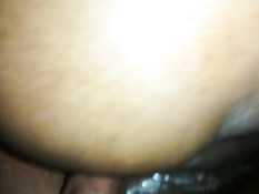 Негр вгоняет свой большой чёрный член во влажную киску мулатки