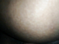 Негр вгоняет свой большой чёрный член во влажную киску мулатки