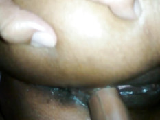 Негр вгоняет свой большой чёрный член во влажную киску мулатки