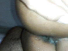 Негр вгоняет свой большой чёрный член во влажную киску мулатки