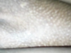 Белый мужик вставляет свой пенис в чисто выбритую киску мулатки