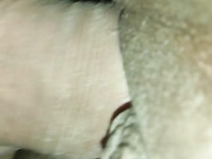 Белый мужик вставляет свой пенис в чисто выбритую киску мулатки