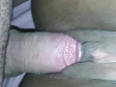 Белый мужик вставляет свой пенис в чисто выбритую киску мулатки