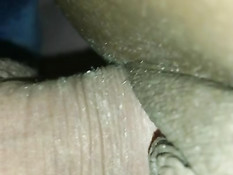 Белый мужик вставляет свой пенис в чисто выбритую киску мулатки