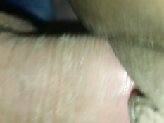 Белый мужик вставляет свой пенис в чисто выбритую киску мулатки