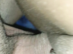 Белый мужик вставляет свой пенис в чисто выбритую киску мулатки