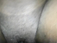 В плохо побритую пизду негритянки входит здоровый чёрный член