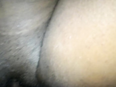 В плохо побритую пизду негритянки входит здоровый чёрный член