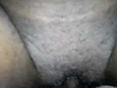 В плохо побритую пизду негритянки входит здоровый чёрный член