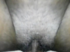 В плохо побритую пизду негритянки входит здоровый чёрный член