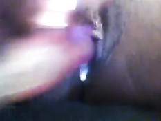 Смуглая девка трахает себя фаллосом и испытывает мокрый оргазм