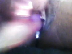 Смуглая девка трахает себя фаллосом и испытывает мокрый оргазм