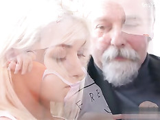 Мужичок сделал куни молодой блондинке и отымел девку на диване