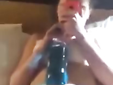 Мужик вставляет палец в бритую пизду жены и снимает на смартфон