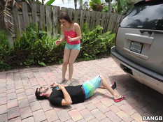 Он заглянул в комнату к девчонке Kylie Quinn и отодрал на кровати