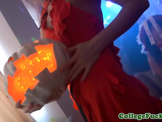 Страстные русские студентки занимаются сексом на Хэллоуин оргии