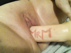 Зрелая дама вставляет фаллоимитатор в свою чисто побритую киску