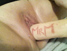 Зрелая дама вставляет фаллоимитатор в свою чисто побритую киску