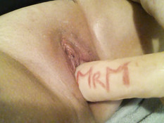 Зрелая дама вставляет фаллоимитатор в свою чисто побритую киску