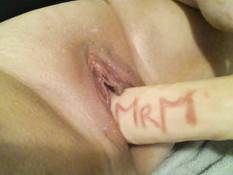 Зрелая дама вставляет фаллоимитатор в свою чисто побритую киску