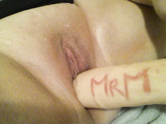 Зрелая дама вставляет фаллоимитатор в свою чисто побритую киску