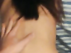 Парень в презервативе ебёт шатенку раком и снимает красивый вид