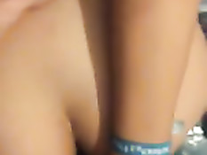 Парень в презервативе ебёт шатенку раком и снимает красивый вид