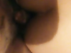 Парень в презервативе ебёт шатенку раком и снимает красивый вид