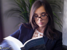 Две девчонки пригласили мужчину чтобы заняться любовью втроём