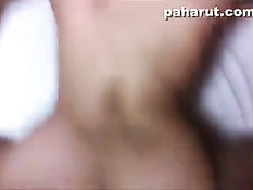 Азиатская девчонка трахается на кровати с двумя своими друзьями