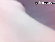 Азиатская девчонка трахается на кровати с двумя своими друзьями